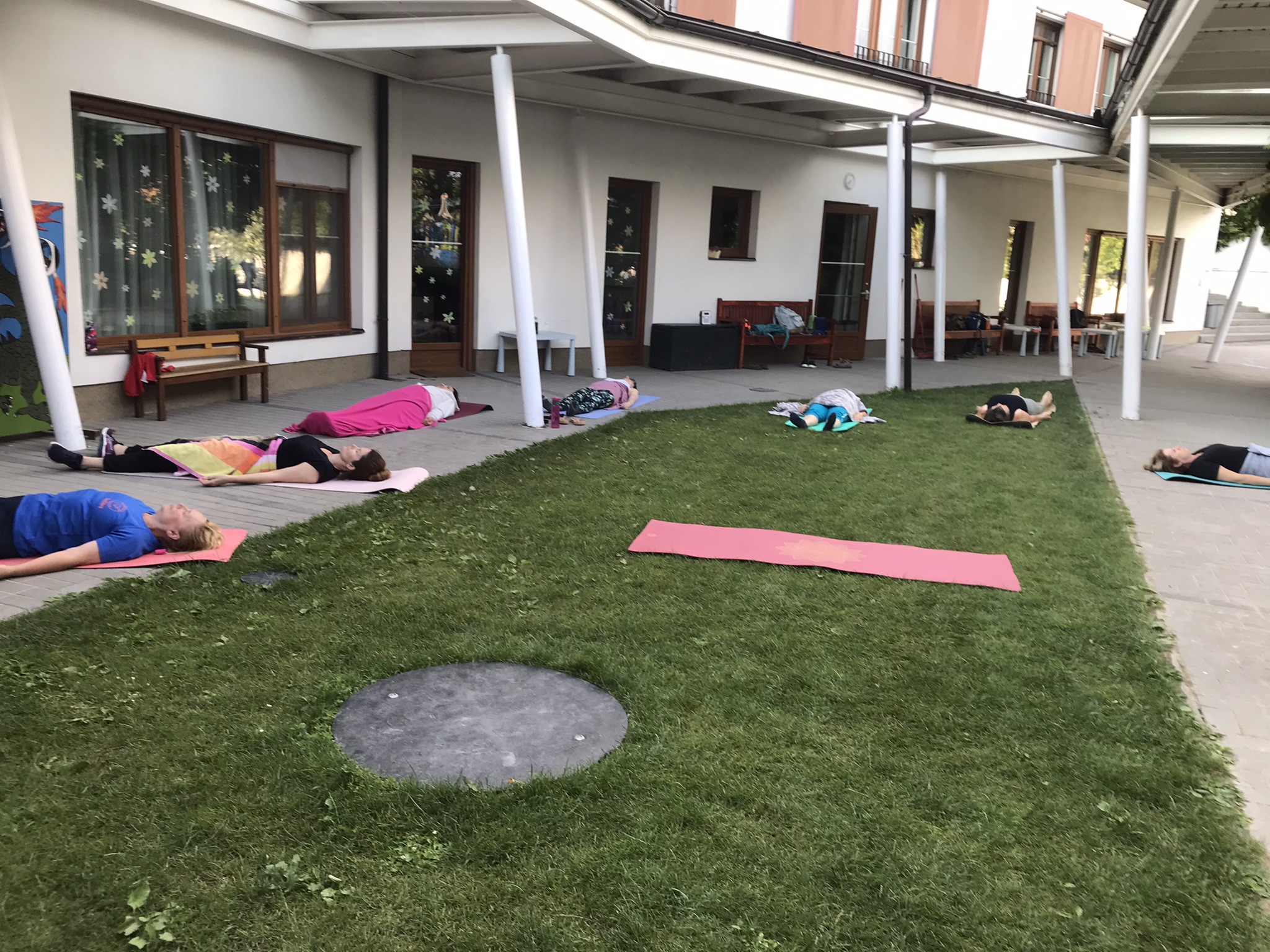 Aviva torna – relaxáció a szabadban Aviva torna utáni relaxáció a szabadban